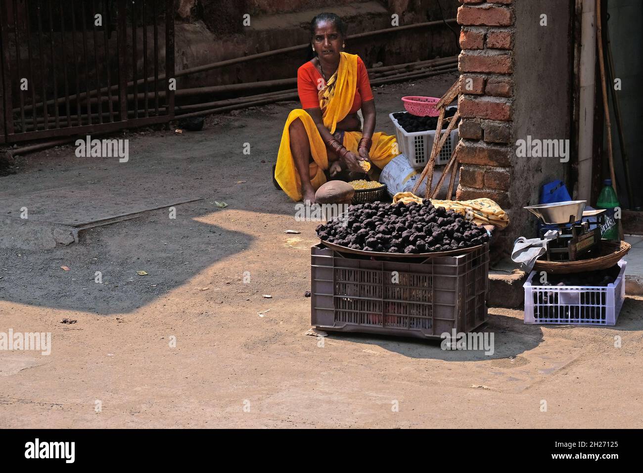 Mumbai, India - 26 ottobre 2016: Venditore di strada non identificato che sfrutta l'ombra vicino all'ingresso del mercato Mangaldas Foto Stock