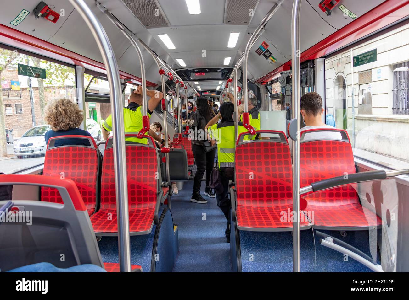 Barcellona, Spagna - 24 settembre 2021: Folle di persone all'interno di un autobus. Vista interna di un autobus comunale con i passeggeri che indossano maschera protettiva e dif Foto Stock