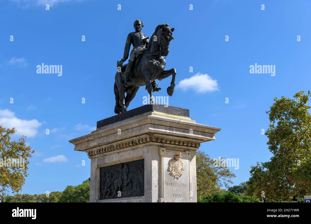 Statua di Joan Prom - basso angolo di vista ravvicinata della statua equestre di bronzo del generale Joan Prom i Prats in piedi su piedistallo di pietra. Barcellona, Spagna. Foto Stock