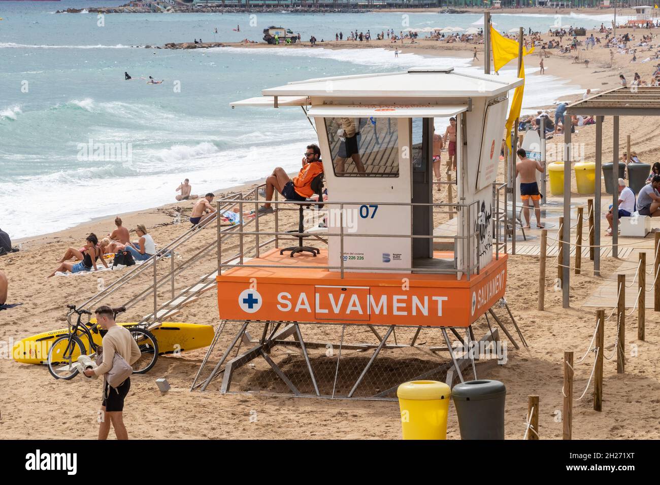 Barcellona, Spagna - 24 settembre 2021: Posto bagnino sulla spiaggia di Barceloneta, Barcellona, Catalogna, Spagna Foto Stock