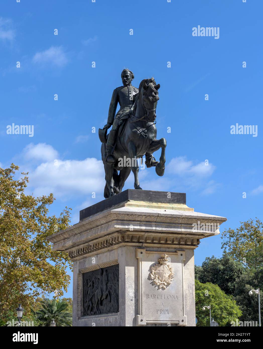 Statua di Joan Prom - una vista verticale ad angolo basso della statua equestre di bronzo del generale Joan Prom i Prats in piedi su un piedistallo di pietra, Barcellona, Spagna. Foto Stock