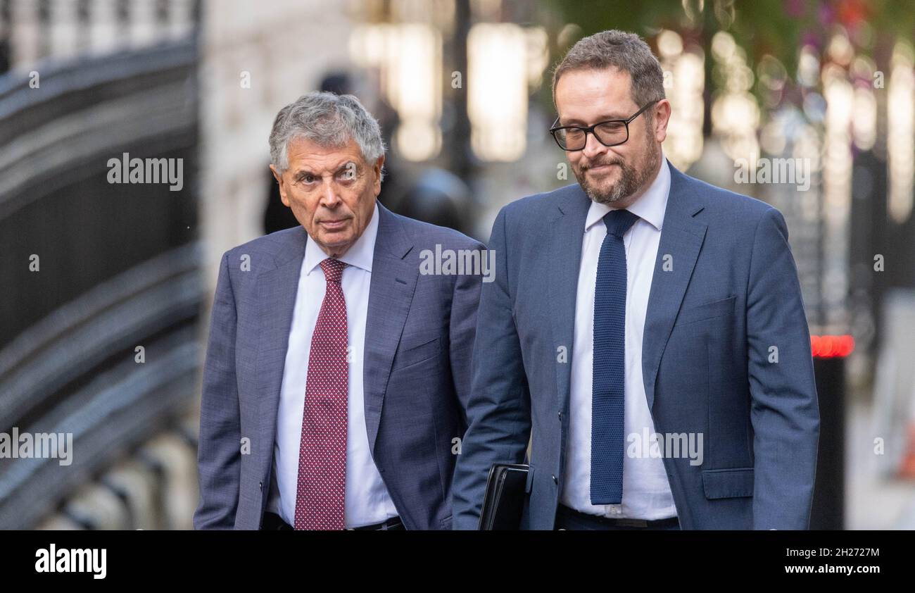 Londra, Regno Unito. 20 Ott 2021. David Dein MBE (a sinistra) Ambasciatore Internazionale per la Football Association, in Downing Street London UK Credit: Ian Davidson/Alamy Live News Foto Stock