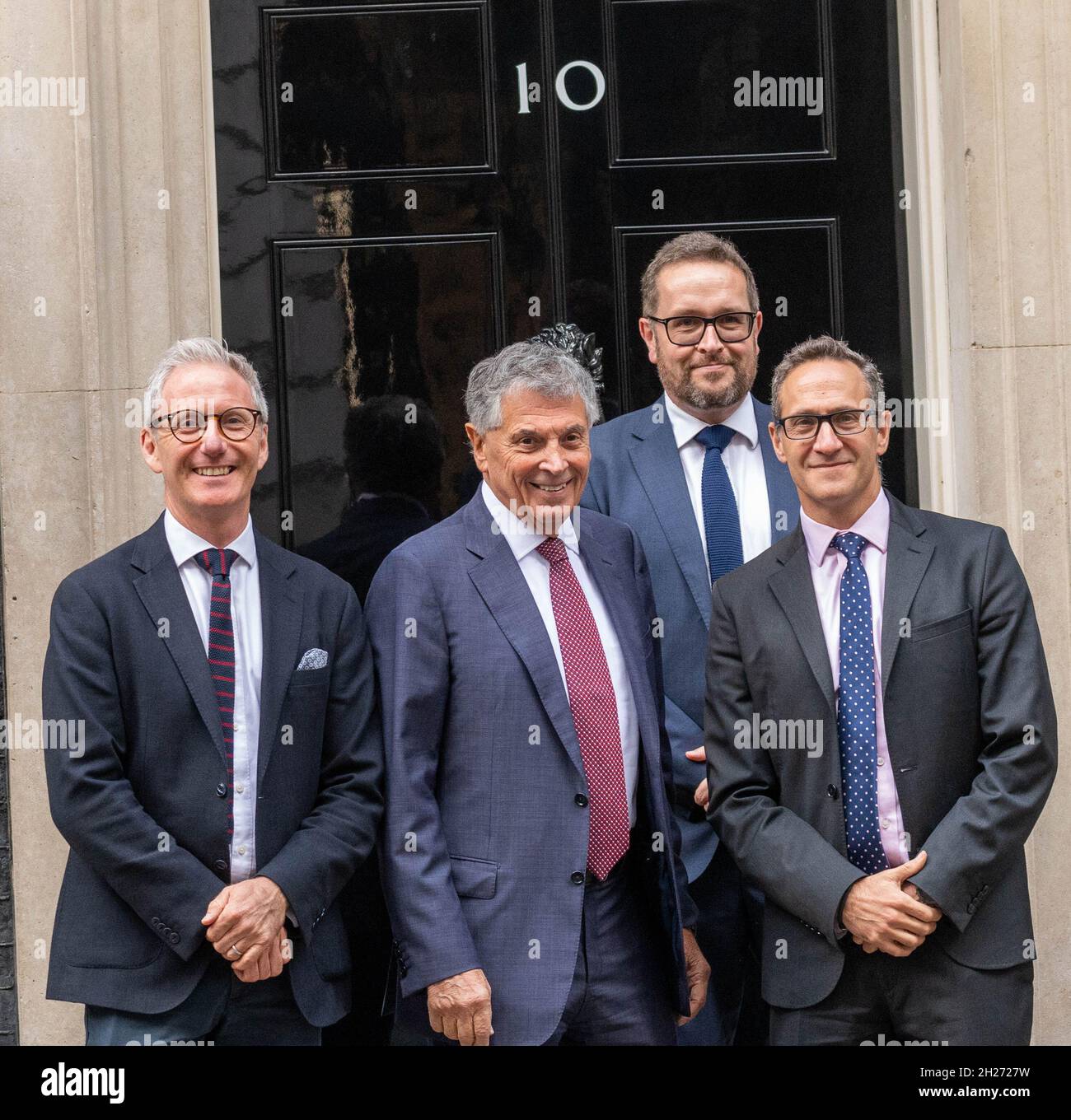 Londra, Regno Unito. 20 Ott 2021. David Dein MBE (Center) Ambasciatore Internazionale per la Football Association, in Downing Street London UK Credit: Ian Davidson/Alamy Live News Foto Stock
