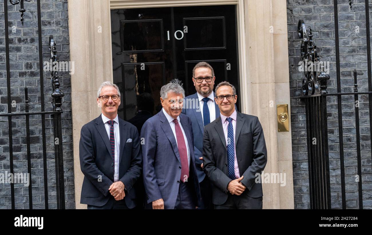 Londra, Regno Unito. 20 Ott 2021. David Dein MBE (Center) Ambasciatore Internazionale per la Football Association, in Downing Street London UK Credit: Ian Davidson/Alamy Live News Foto Stock