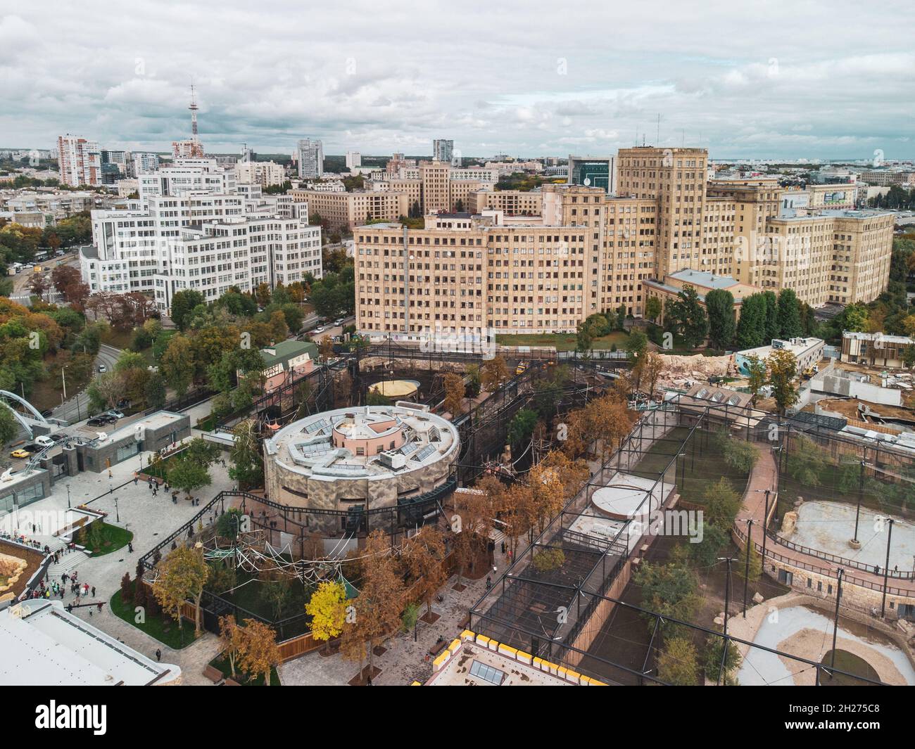 Vista aerea della città autunnale dallo zoo di Kharkiv, dal centro di discesa di Klochkivskyi, dagli edifici della Derzhprom e della Karazin National University con un paesaggio di nuvole epico in Ucraina Foto Stock