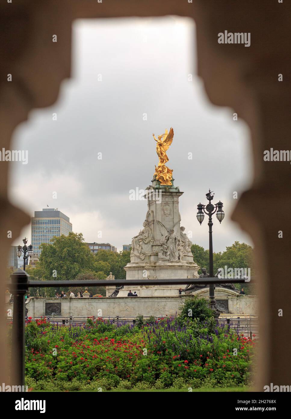 Regina Victoria Mintument fuori Buckingham Palce, incorniciata da mattoni Foto Stock