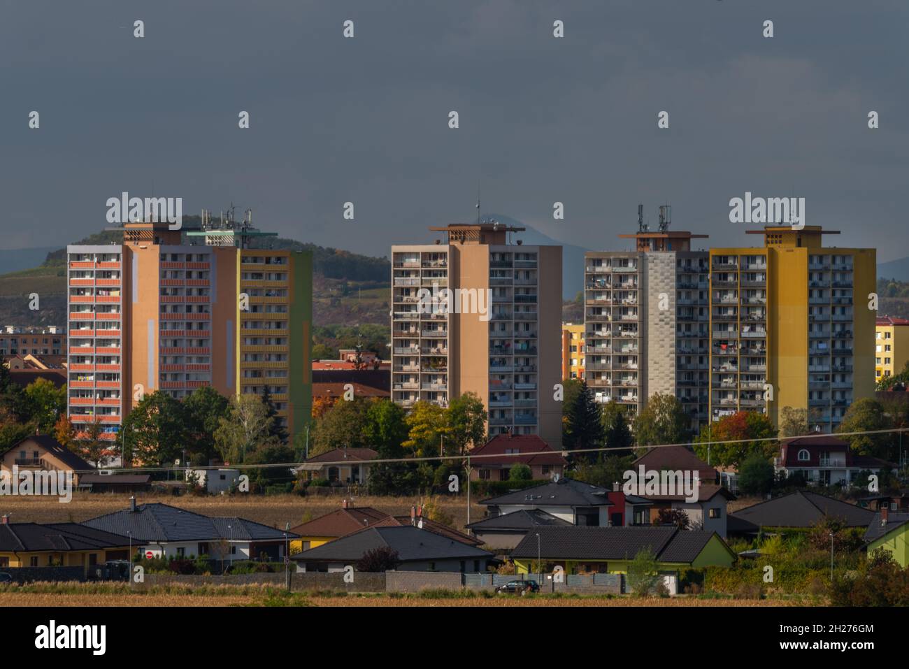 Blocco di appartamenti e fabbriche nella città di Steti nella Boemia centrale in autunno colore fresco giorno Foto Stock