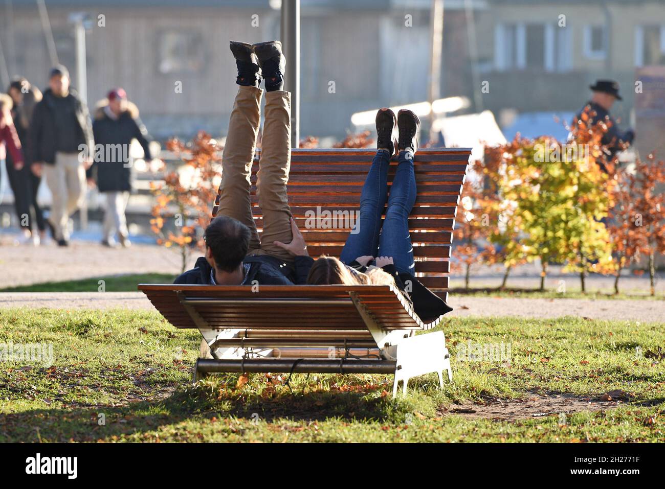 Herbstimmung am Attersee, ein Paar erholt sich auf einer Liegebank - umore d'autunno all'Attersee, un paio è rilassante su un lettino Foto Stock