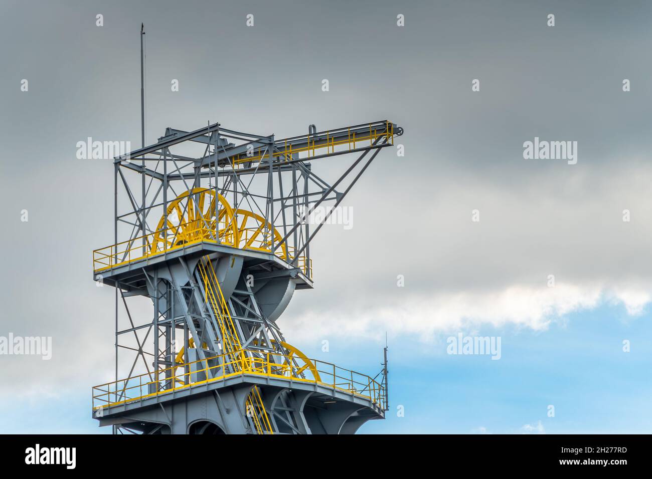 Le ruote della torre dell'albero della miniera nella miniera di carbone 'Wieczorek' a Katowice, Slesia, Polonia. Foto Stock