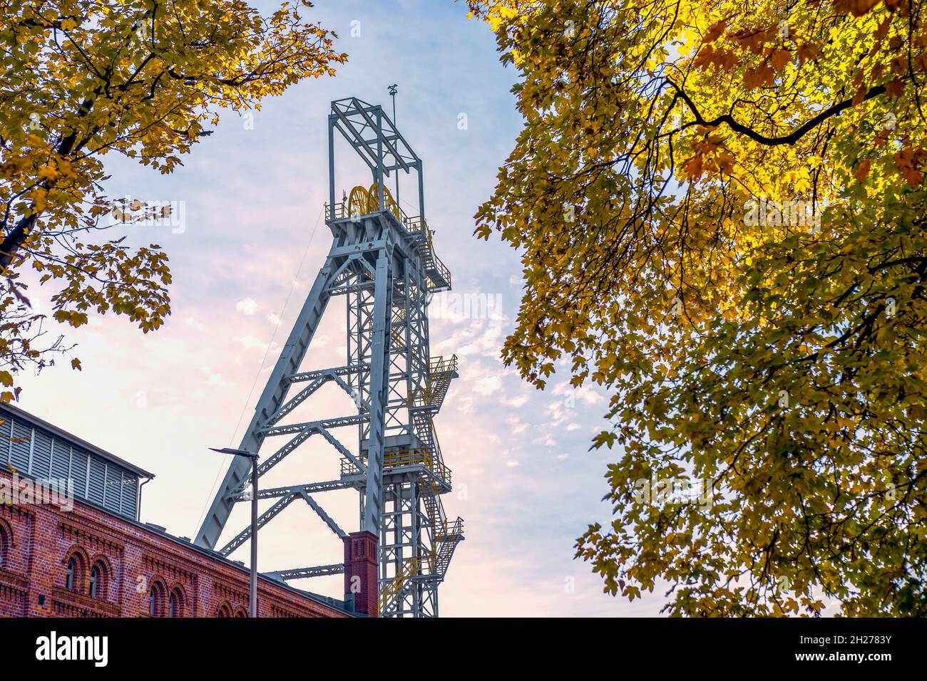 Edificio della sala macchine e torre dell'albero minerario 'Krystyn' nell'ex miniera di carbone 'Michal' di Siemianowice, Slesia, Polonia. Cielo blu sullo sfondo. Foto Stock