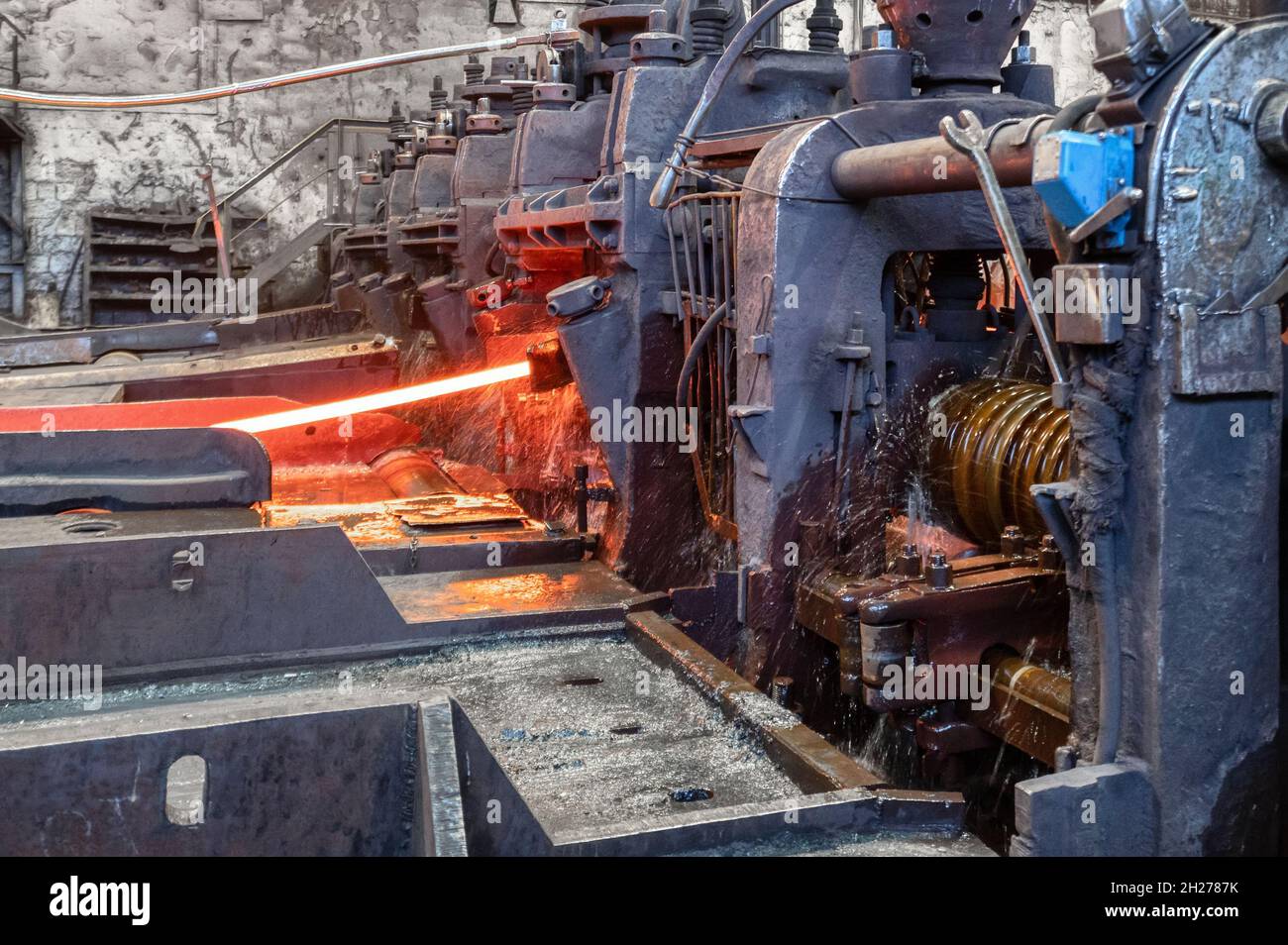 Il processo di laminazione dell'acciaio laminato a caldo in un laminatoio Foto Stock