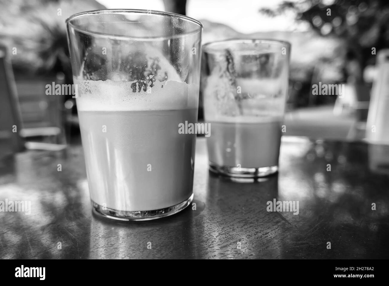 Particolare di bevanda con caffeina e latte, rinfresco e relax su una terrazza Foto Stock Particolare di bevanda con caffeina e latte, rinfresco e relax su una terrazza Foto Stock