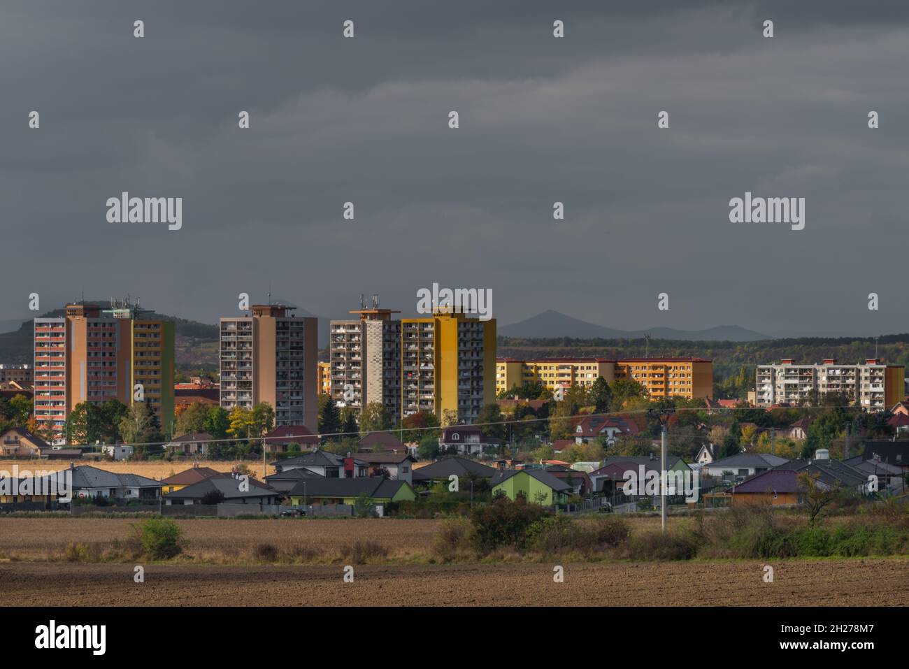 Blocco di appartamenti e fabbriche nella città di Steti nella Boemia centrale in autunno colore fresco giorno Foto Stock