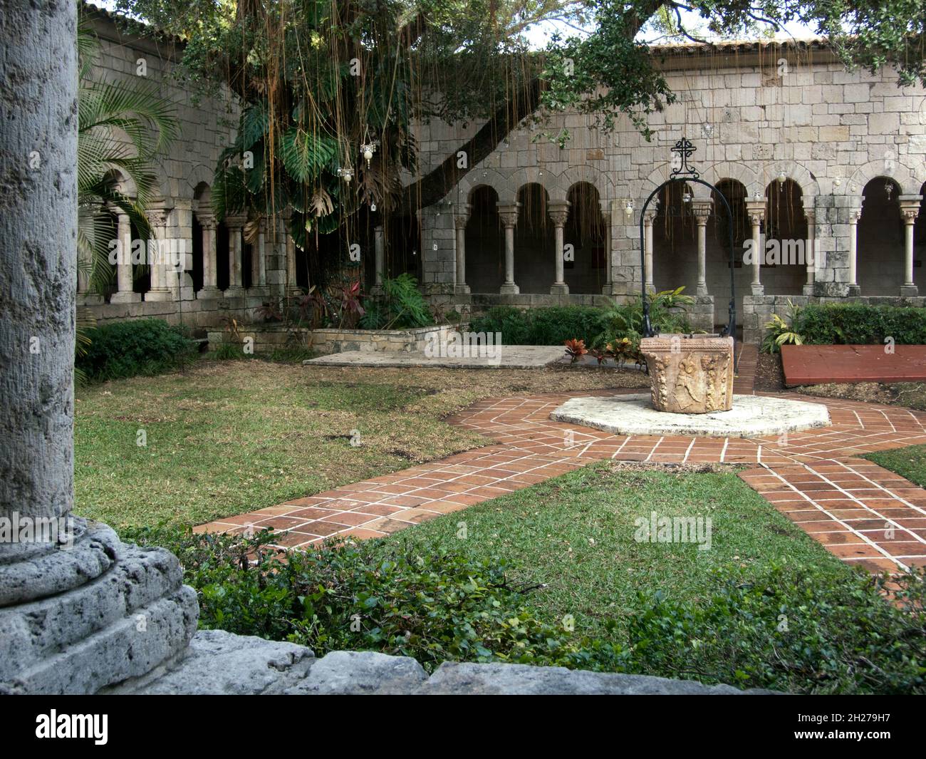 Chiostri dell'antico monastero spagnolo di Miami, Florida. Il Monastero di San Bernardo di Clairvaux fu costruito a Sacramenia, nella provincia di se Foto Stock