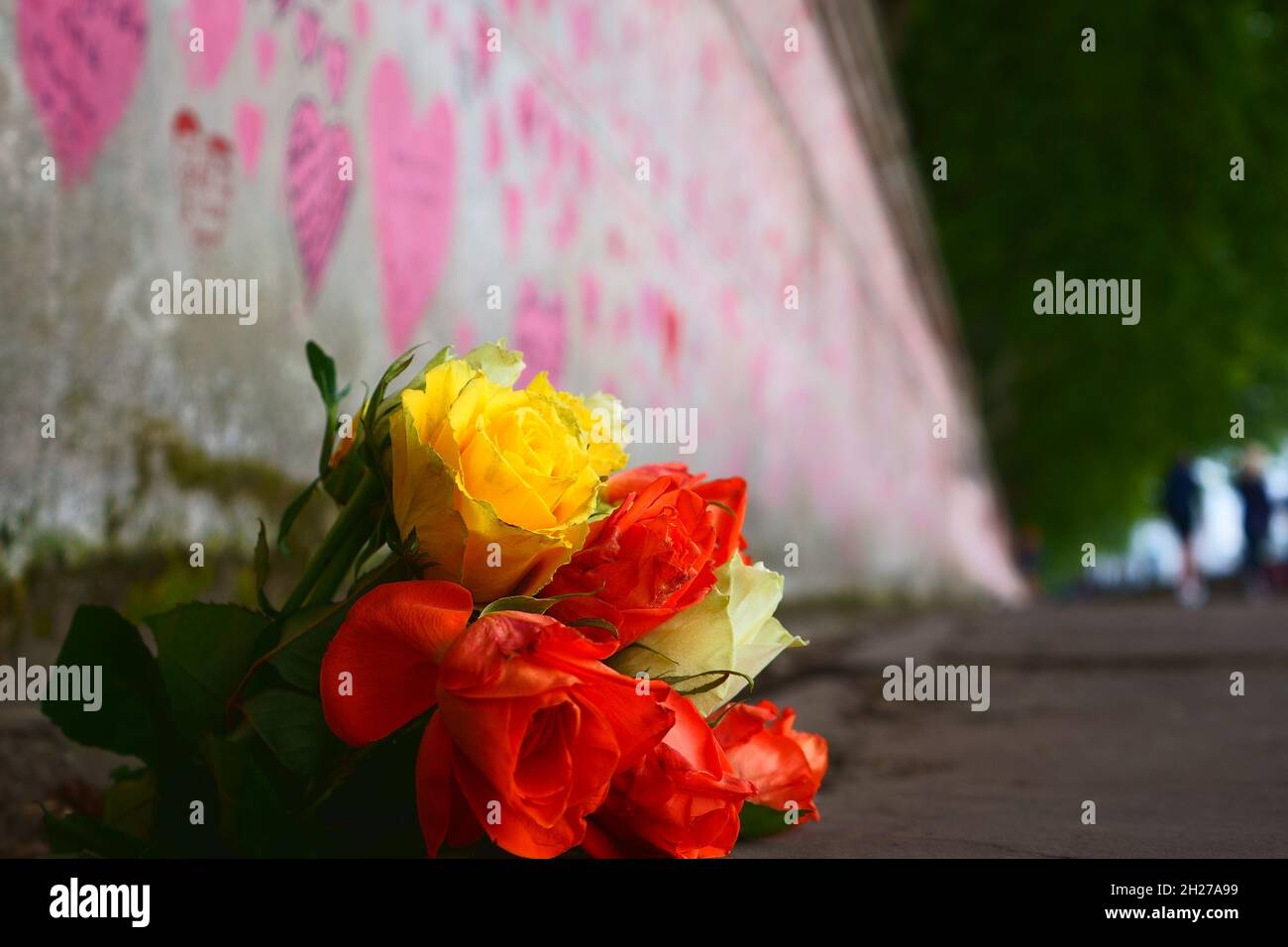 Il National Covid Memorial Wall su una passerella sul Tamigi sulla Southbank di Londra, Regno Unito Foto Stock