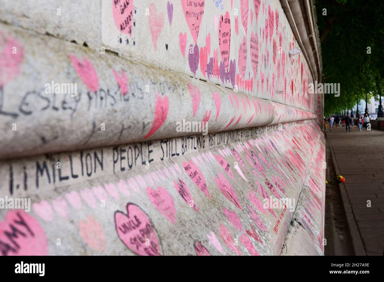 Il National Covid Memorial Wall su una passerella sul Tamigi sulla Southbank di Londra, Regno Unito Foto Stock