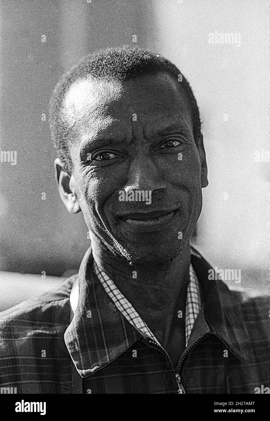 Ted Corbitt alla maratona di New York 1975. Foto Stock