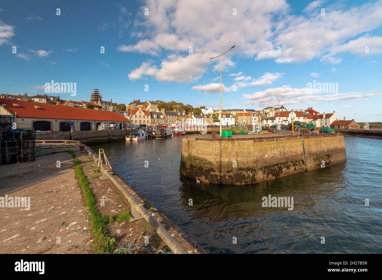Pittenweem Harbour è un villaggio di pescatori situato nella zona orientale di Fife, in Scozia, nel Regno Unito Foto Stock