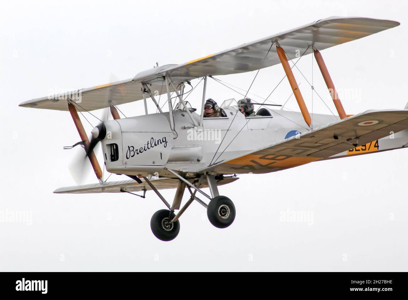 Tiger Moth sorvola Duxford durante un volo di piacere Classic Wings nel 2021 Foto Stock