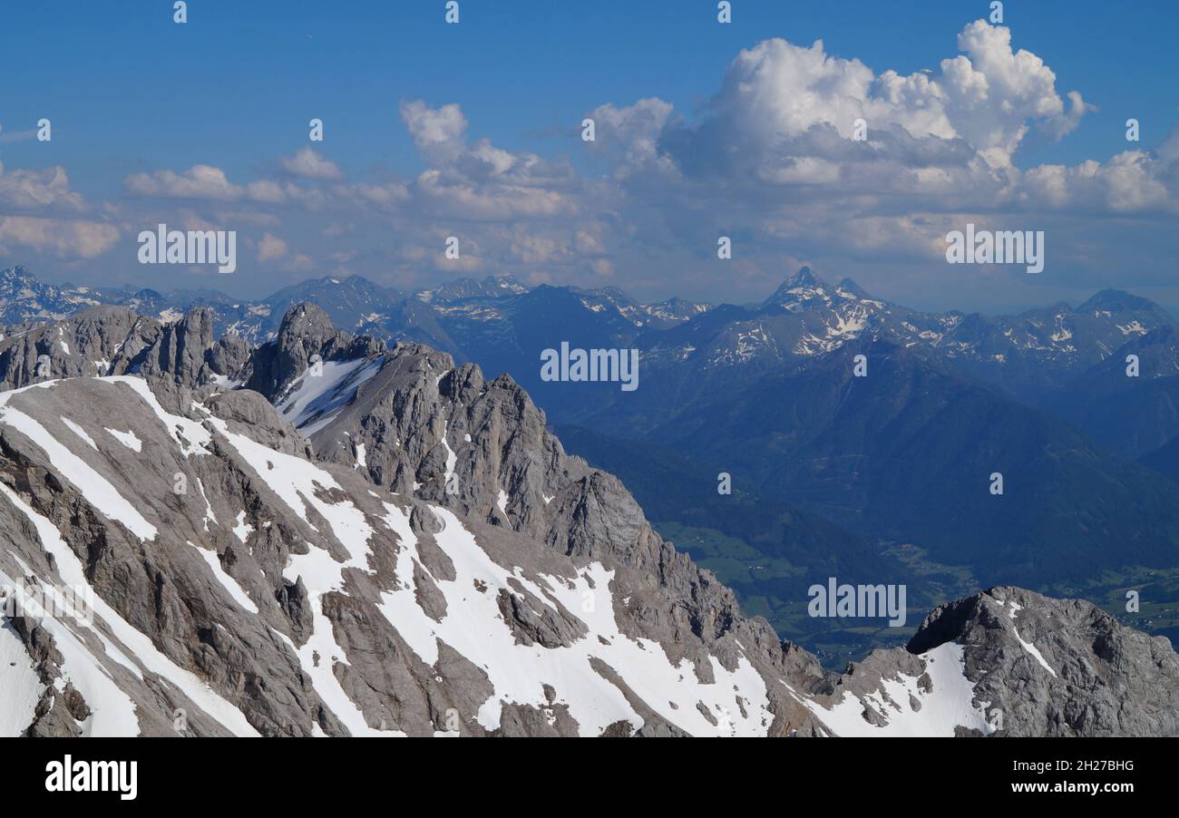 Bella montagna innevata di Dachstein contro il cielo blu a Steiermark o Stiria, Austria (Steiermark o Stiria, Ramsau, Schladming) Foto Stock
