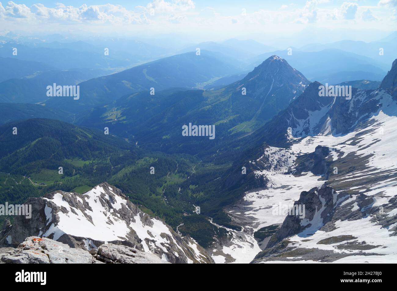 Bella montagna innevata di Dachstein contro il cielo blu a Steiermark o Stiria, Austria (Steiermark o Stiria, Ramsau, Schladming) Foto Stock