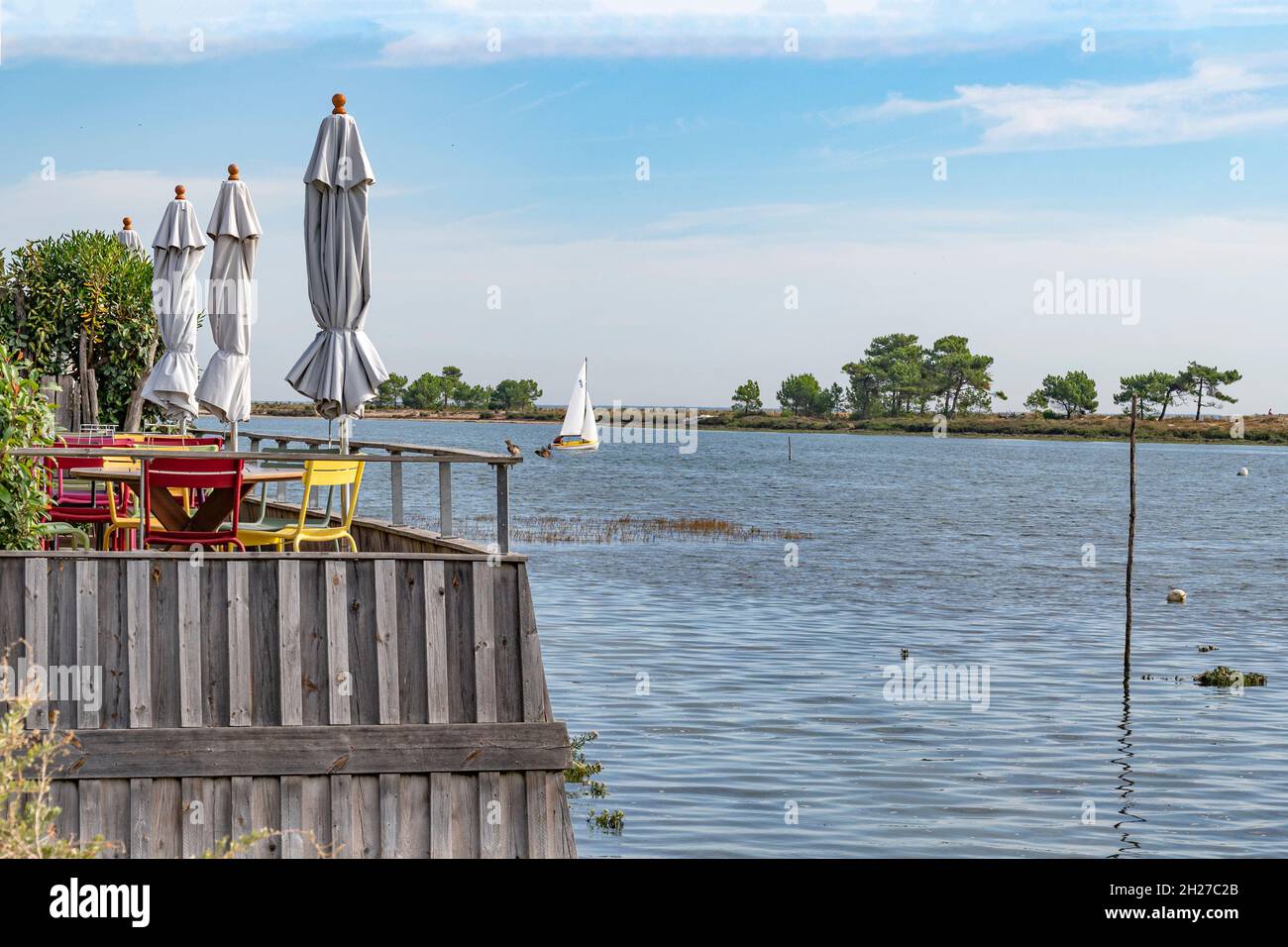 Il quartiere dei coltivatori di ostriche a Cap Ferret sul Bassin d'Arcachon vanta ristoranti proprio sul lungomare gestito dagli allevatori di ostriche e. Foto Stock