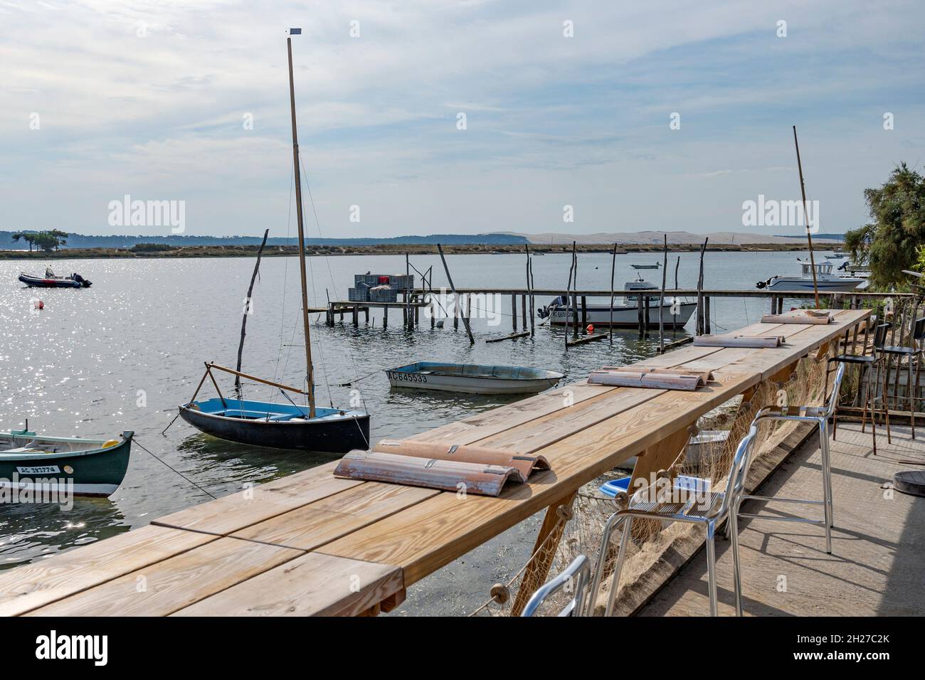 Il quartiere dei coltivatori di ostriche a Cap Ferret sul Bassin d'Arcachon vanta ristoranti proprio sul lungomare gestito dagli allevatori di ostriche e. Foto Stock