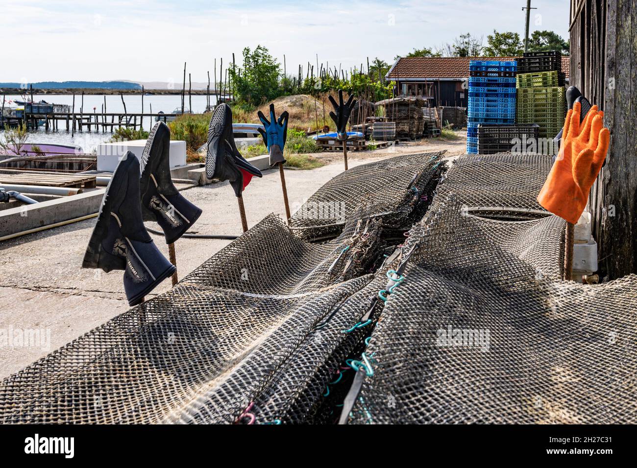 Il quartiere dei coltivatori di ostriche a Cap Ferret sul Bassin d'Arcachon vanta ristoranti proprio sul lungomare gestito dagli allevatori di ostriche e. Foto Stock