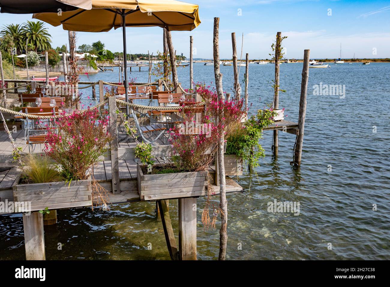 Il quartiere dei coltivatori di ostriche a Cap Ferret sul Bassin d'Arcachon vanta ristoranti proprio sul lungomare gestito dagli allevatori di ostriche e. Foto Stock