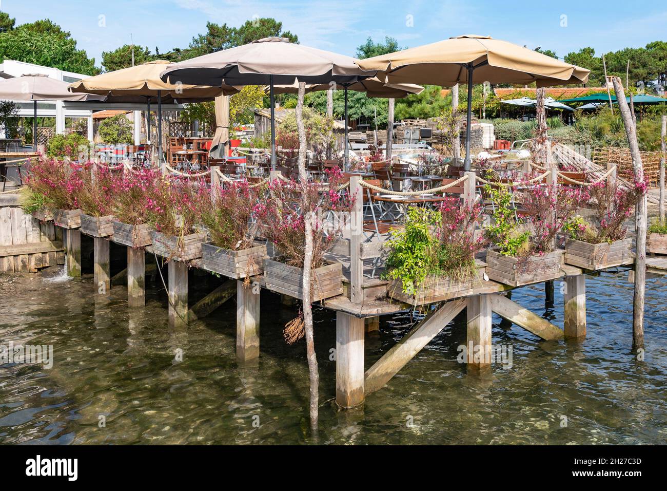 Il quartiere dei coltivatori di ostriche a Cap Ferret sul Bassin d'Arcachon vanta ristoranti proprio sul lungomare gestito dagli allevatori di ostriche e. Foto Stock