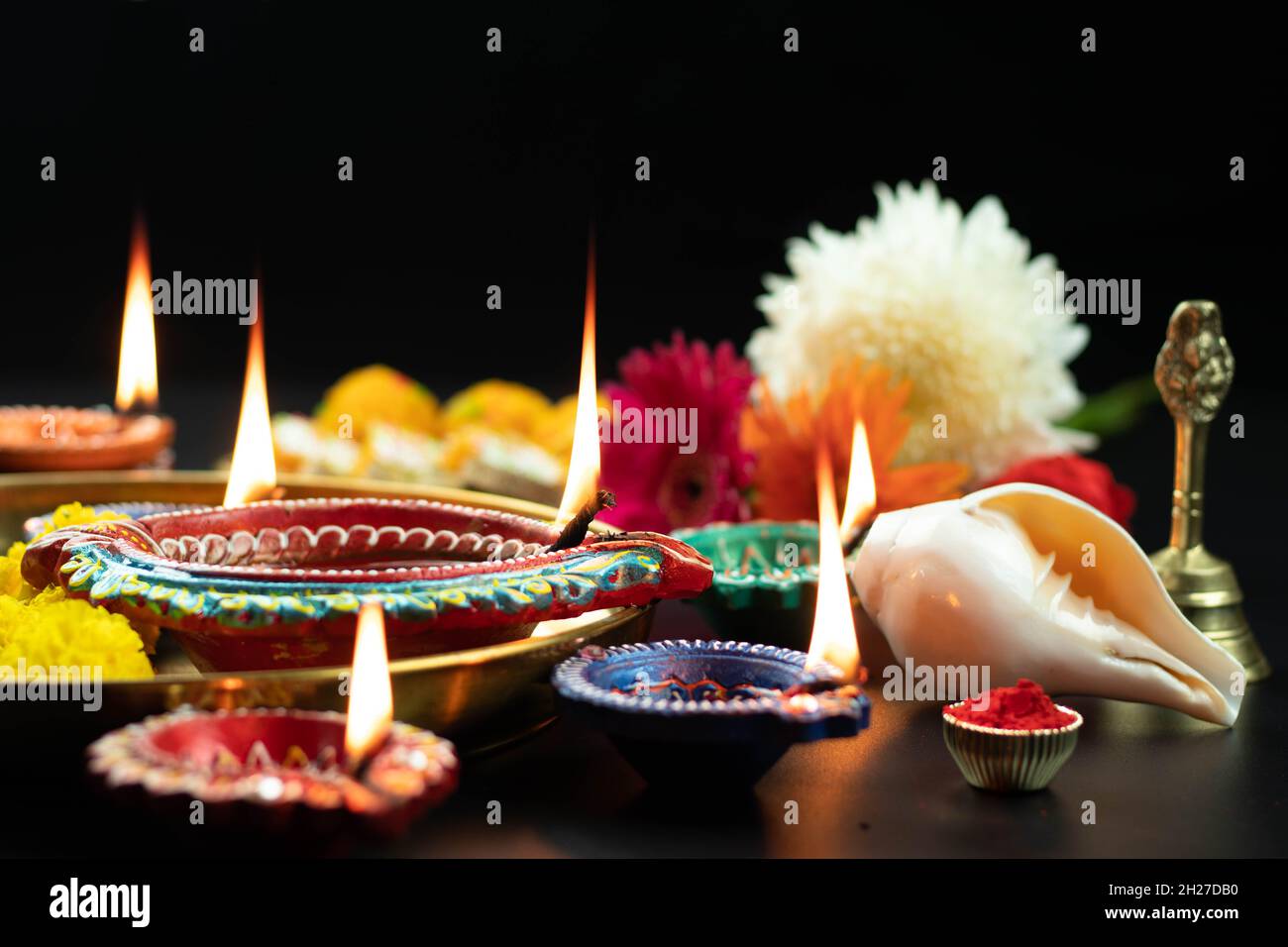 Varie misure Diya grande, piccolo profondo, diametro di ciglio illuminato con Shankh, Rodi, Roli, Kumkum, fiore, Phool decorazione. Tema per Diwali Pooja, Navratri, Dussehra Foto Stock