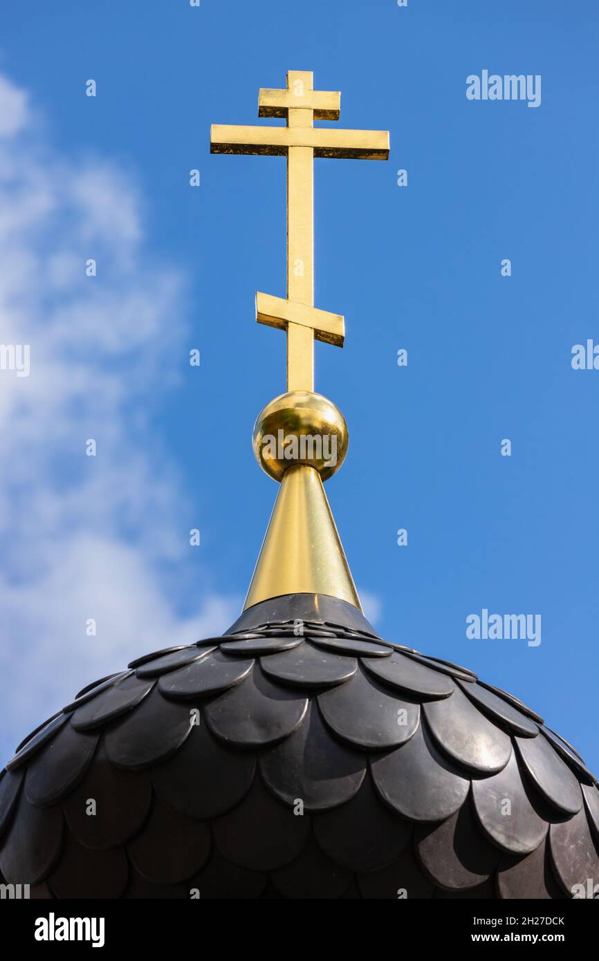 Croce d'oro sulla cima della cattedrale ortodossa russa in una giornata di sole Foto Stock