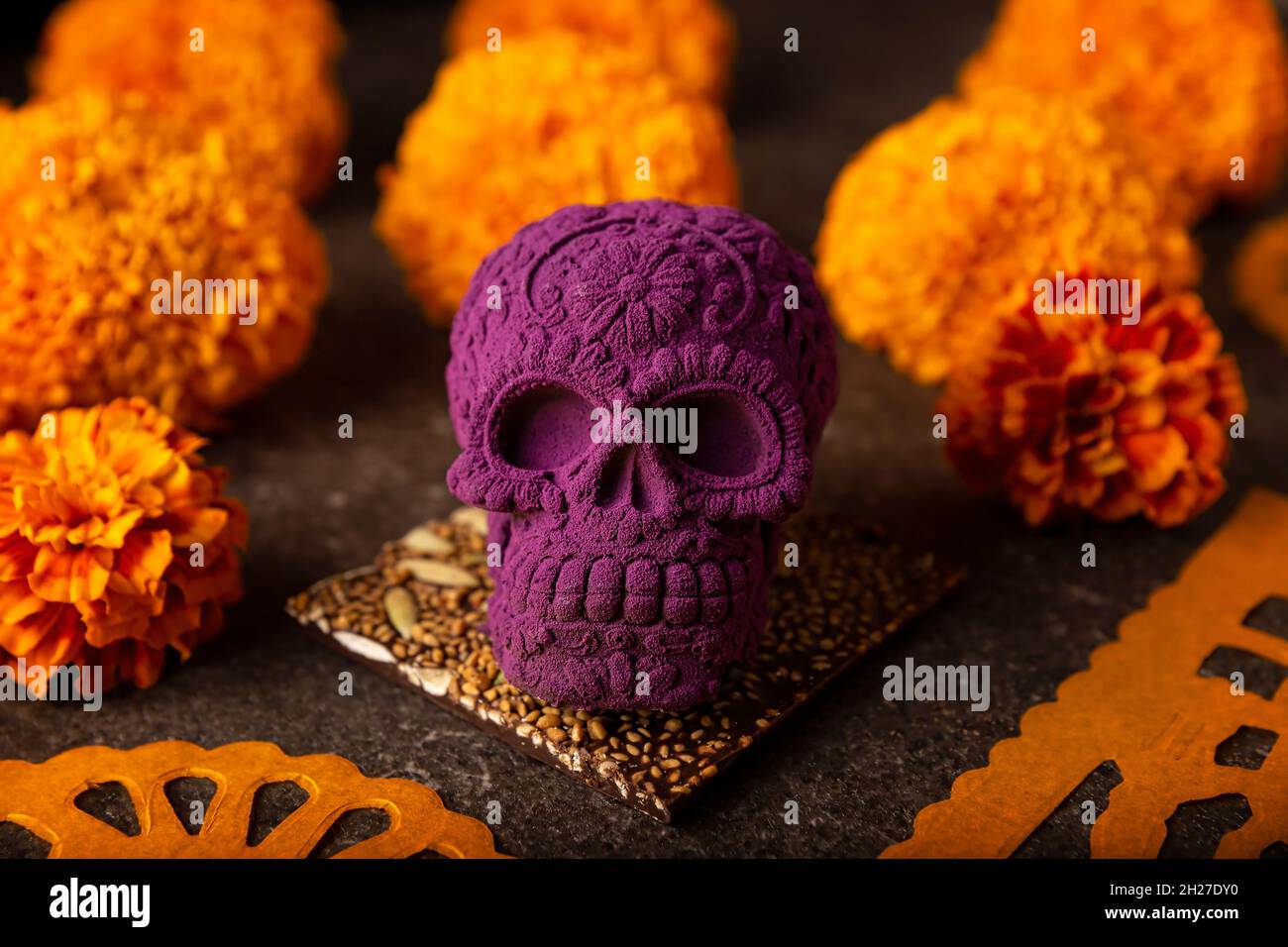 cranio messicano fatto di cioccolato. In Messico cultura chiamata 'calaverita de azucar' e Cempasuchil fiori o Marigold. Tradizionalmente usato in altari per Foto Stock