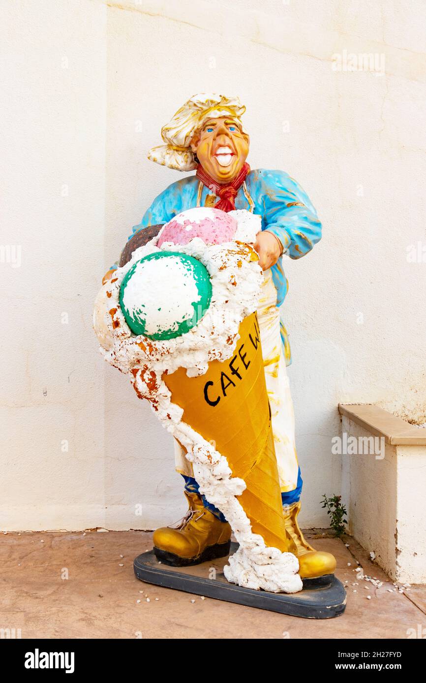 Grande fibra di vetro gelato cono modello e chef manichino a Can Pastilla vicino Palma Mallorca Spagna Foto Stock