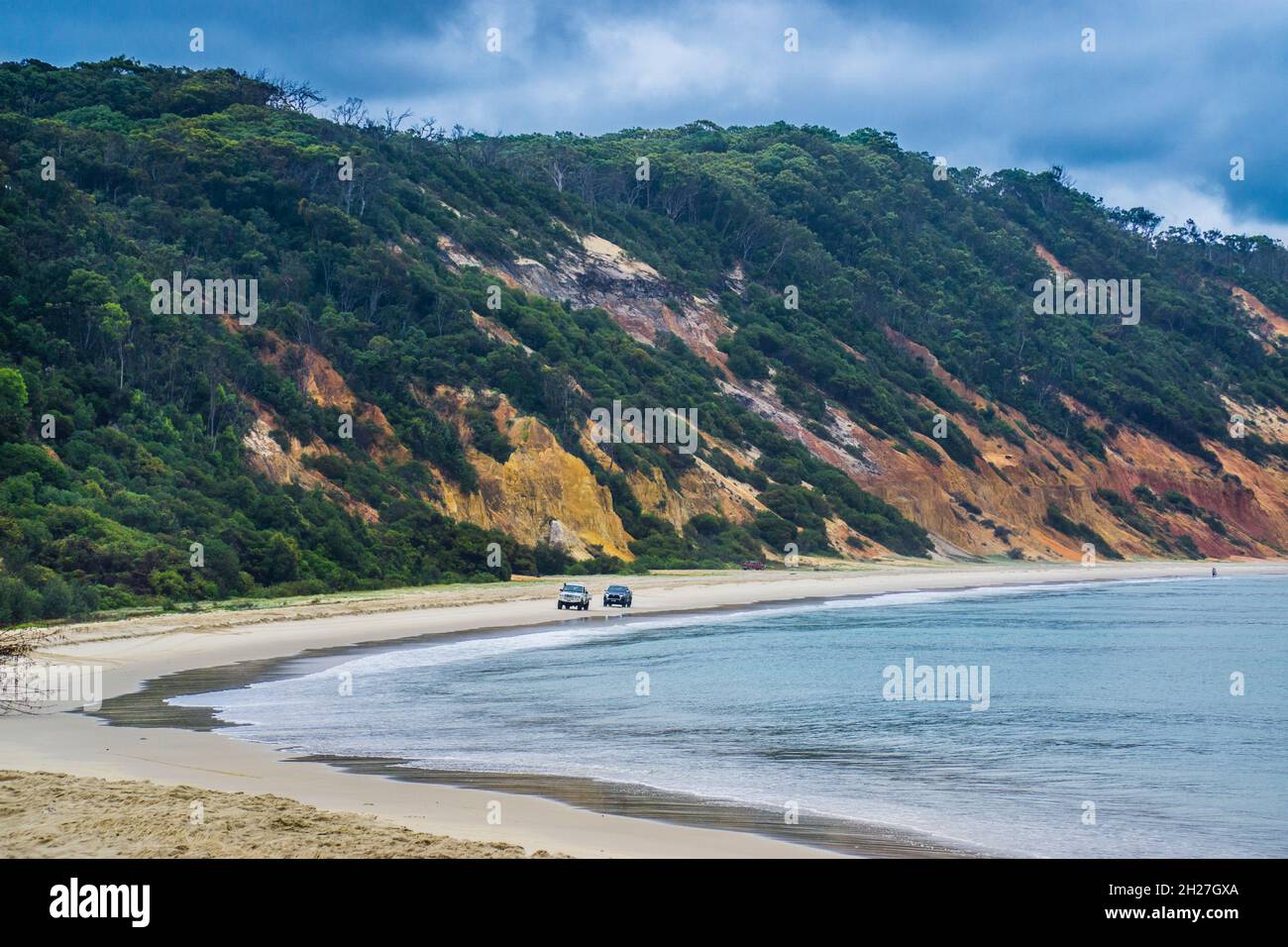 Viaggio a quattro ruote motrici allong la sabbia colorata delle scogliere di dune di sabbia erose di Rainbow Beach nella sezione Cooloola del Great Sandy National P Foto Stock
