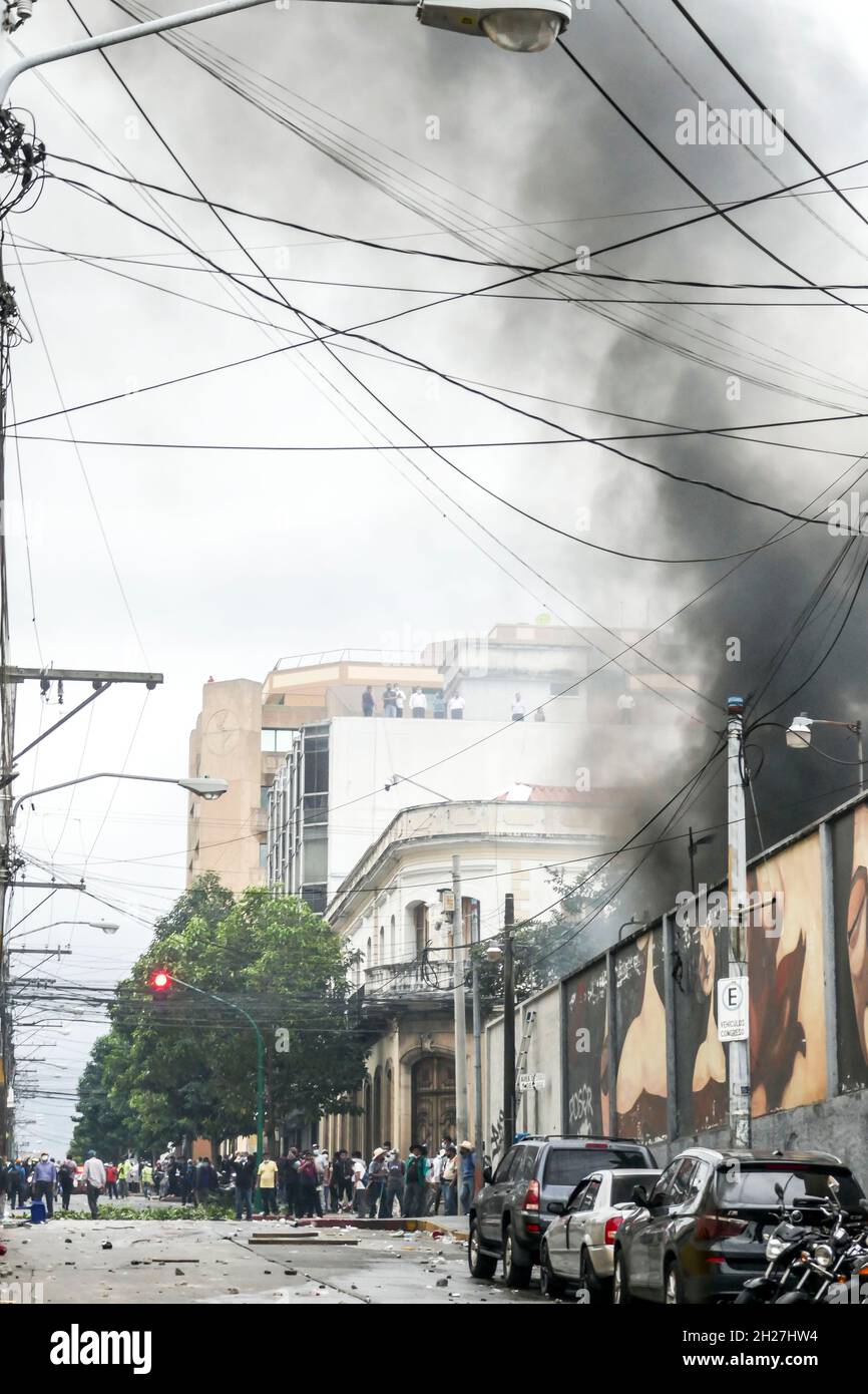 Non esclusiva: Gli equipaggi antincendio combattono per spegnere il fuoco all'interno dell'edificio congressuale durante le rivolte di centinaia di ex elementi di pattuglia civile deman Foto Stock