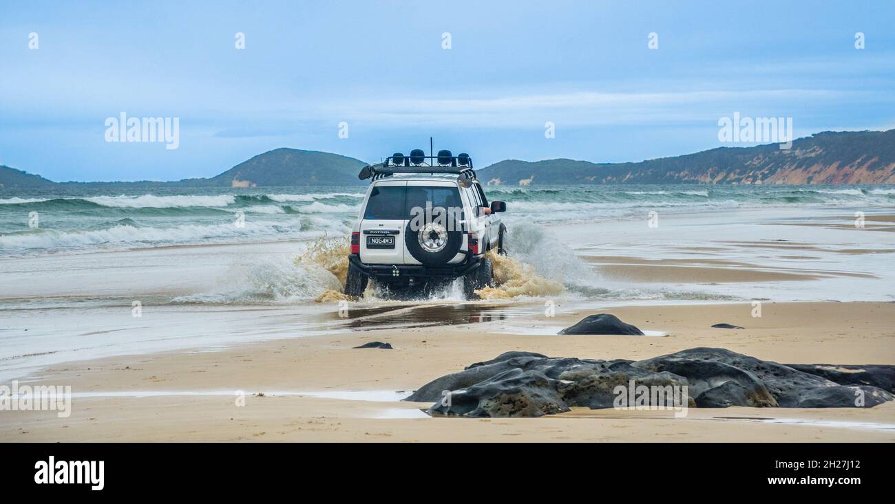 Viaggio su quattro ruote motrici allong Rainbow Beach, Great Sandy National Park, Gympie Region, Qeensland, Australia Foto Stock