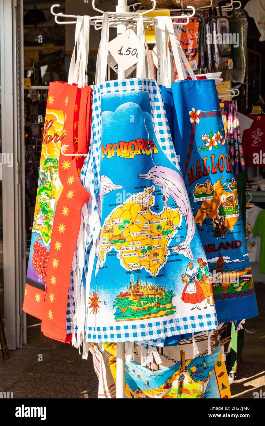 Grembiule souvenir con mappa di Maiorca a Can Pastilla vicino Palma Mallorca Spagna Foto Stock