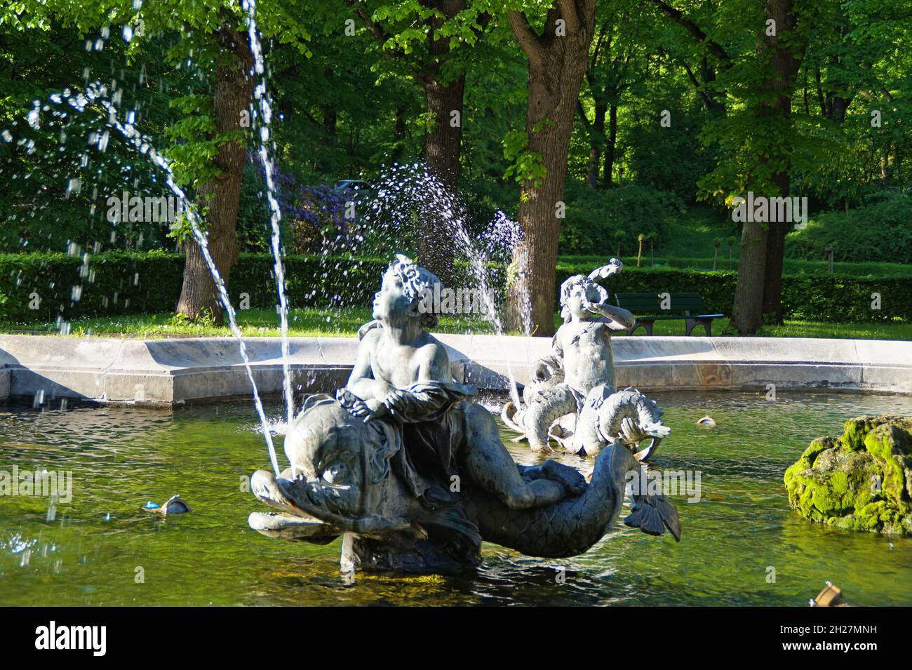 Bella fontana di fronte al monumento Angelo della Pace a Monaco Foto Stock