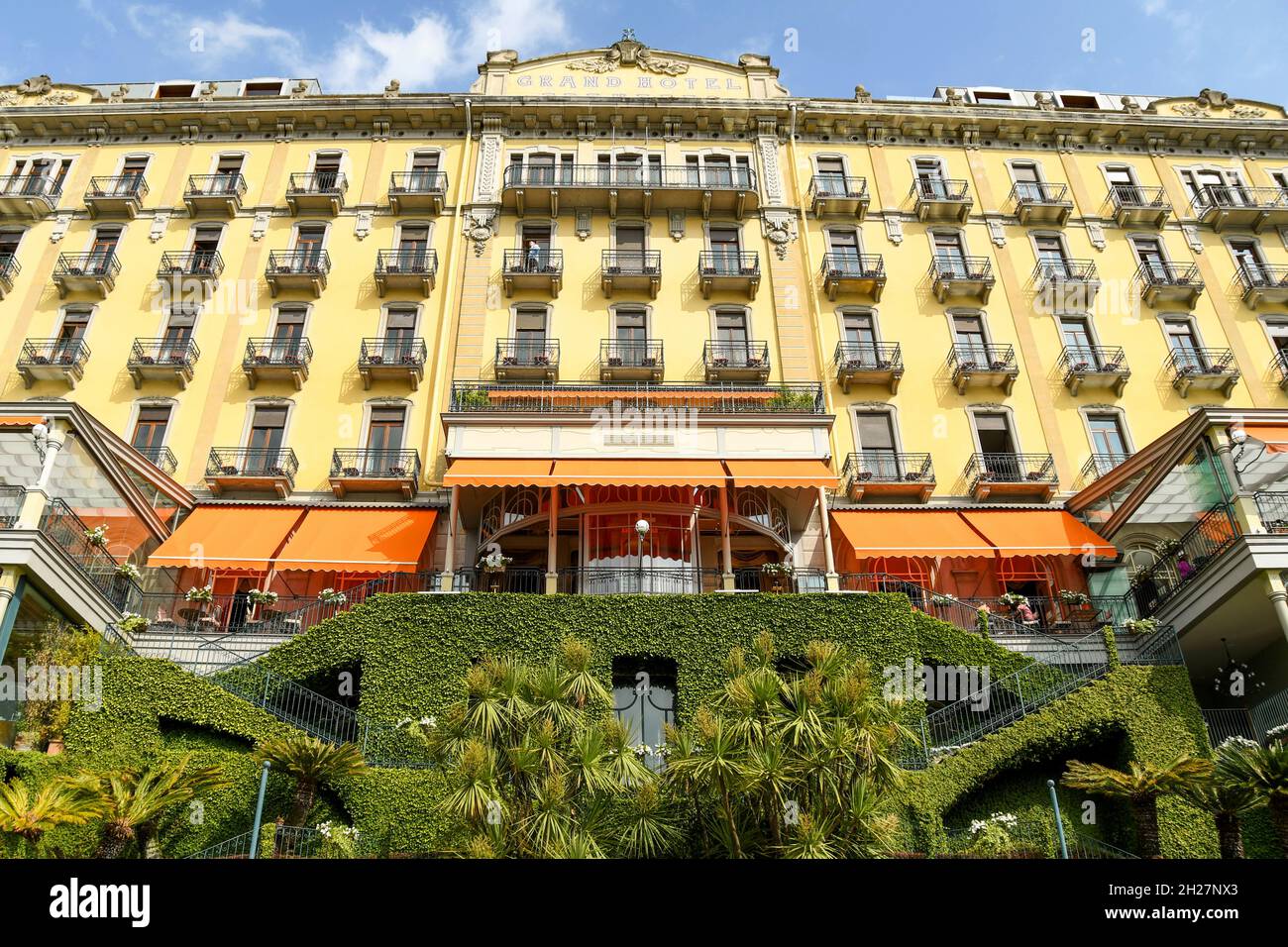 Tremezzo, Lago di Garda, Italia - Agosto 2019: Vista frontale esterna del Grand Hotel Tremezzo ai margini del Lago di Como Foto Stock