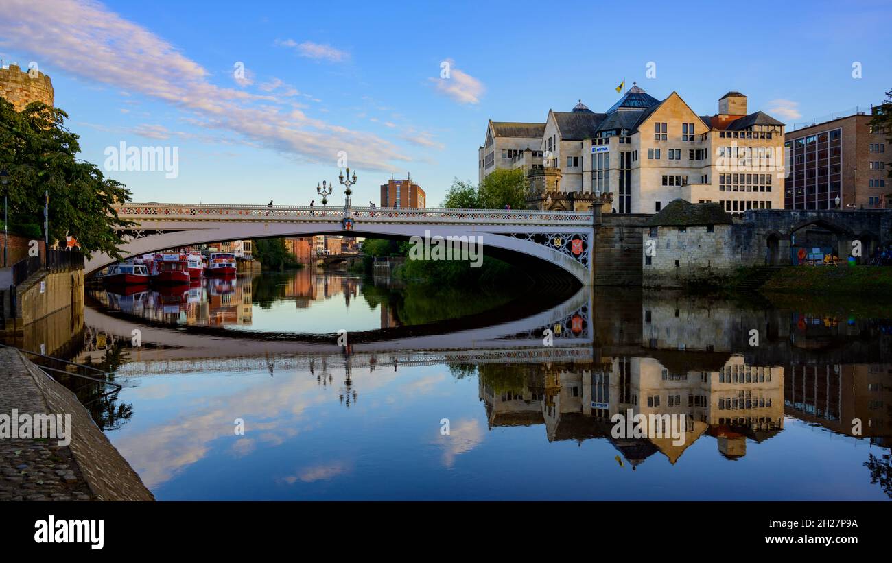 Lendal Bridge (People Crossing) barche da crociera ed edifici lungo il fiume riflessi nel fiume Ouse - pittoresco centro di York, North Yorkshire, Inghilterra Regno Unito Foto Stock