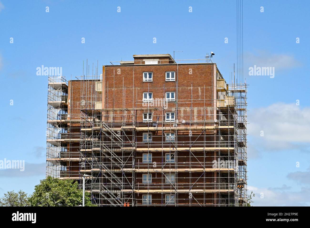 Poole, Dorset, Inghilterra - Giugno 2021: L'esterno di un blocco di appartamenti vicino al centro della città coperto di ponteggi per lavori di miglioramento della costruzione Foto Stock