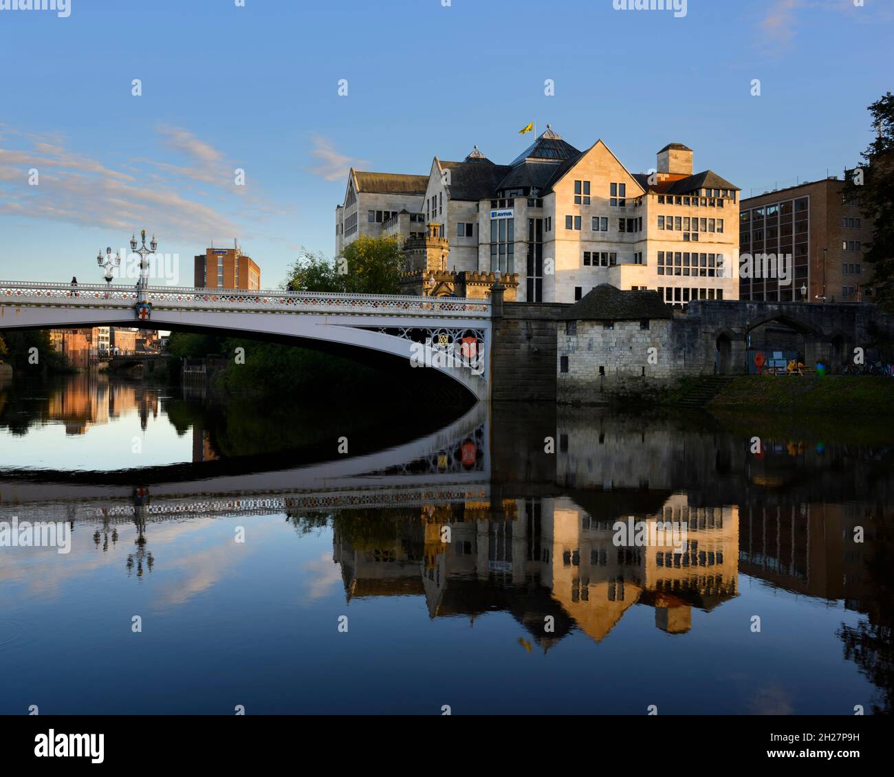 Lendal Bridge & Waterfront Buildings (blocco di uffici Aviva) si riflette chiaramente in River Ouse - pittoresco centro di York, North Yorkshire, Inghilterra Regno Unito. Foto Stock