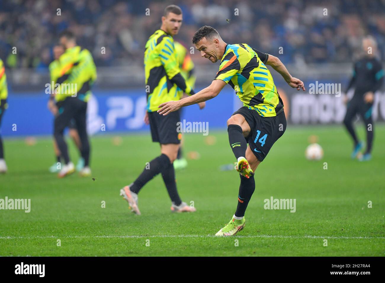 Milano, Italia. 19 Ott 2021. Ivan Perisic (14) dell'Inter visto durante il  riscaldamento prima della partita UEFA Champions League tra Inter e Sheriff  a Giuseppe Meazza a Milano. (Photo Credit: Gonzales Photo/Alamy