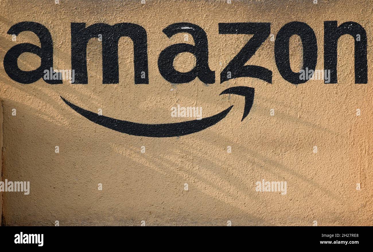 Mumbai, India. 01 ottobre 2021. Amazon logo è visto su una parete di  sicurezza cabina fuori del warehouse.Amazon è un'azienda di e-commerce che  vende la varietà differente di merci in linea agli