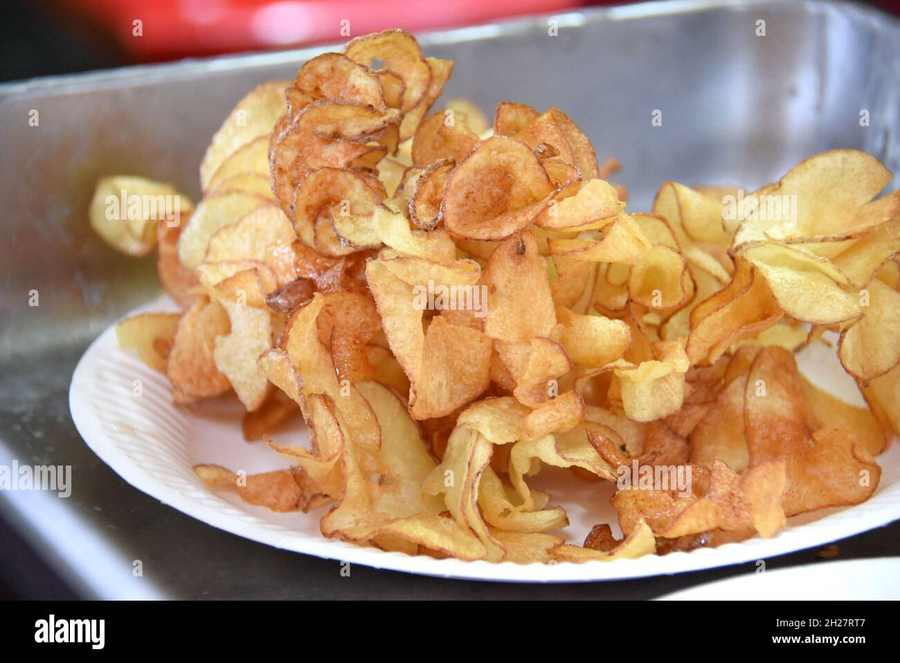 Herstellung von Kartoffel-chips - produzione di patatine Foto Stock