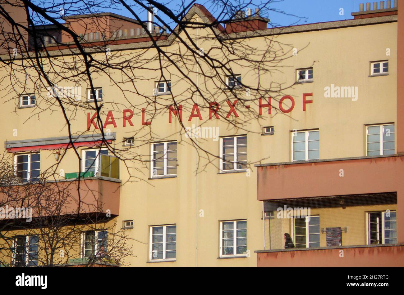 Der Karl Marx Hof a Vienna, eine riesige Wohnanlage aus der Zwischenkriegszeit - il Karl Marx Hof a Vienna, un enorme complesso residenziale dall'Inter Foto Stock