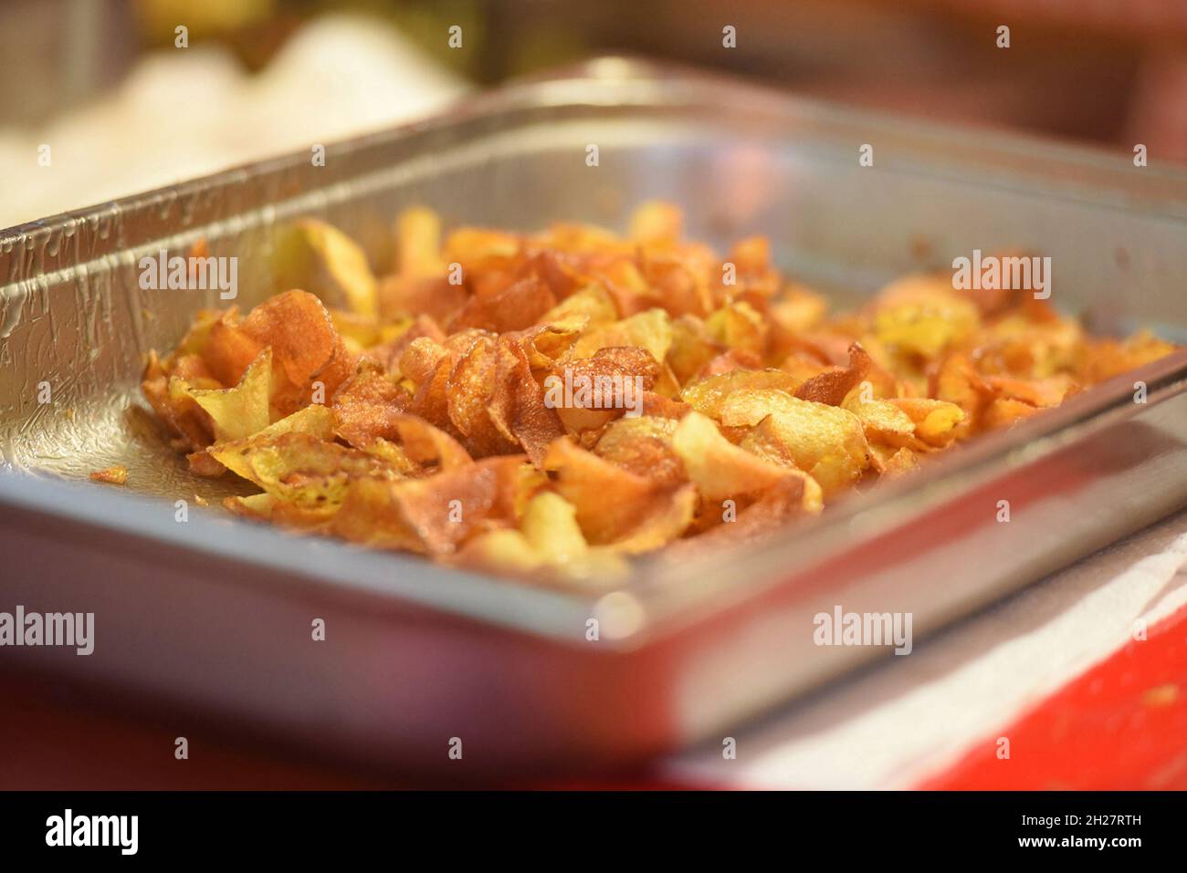 Herstellung von Kartoffel-chips - produzione di patatine Foto Stock