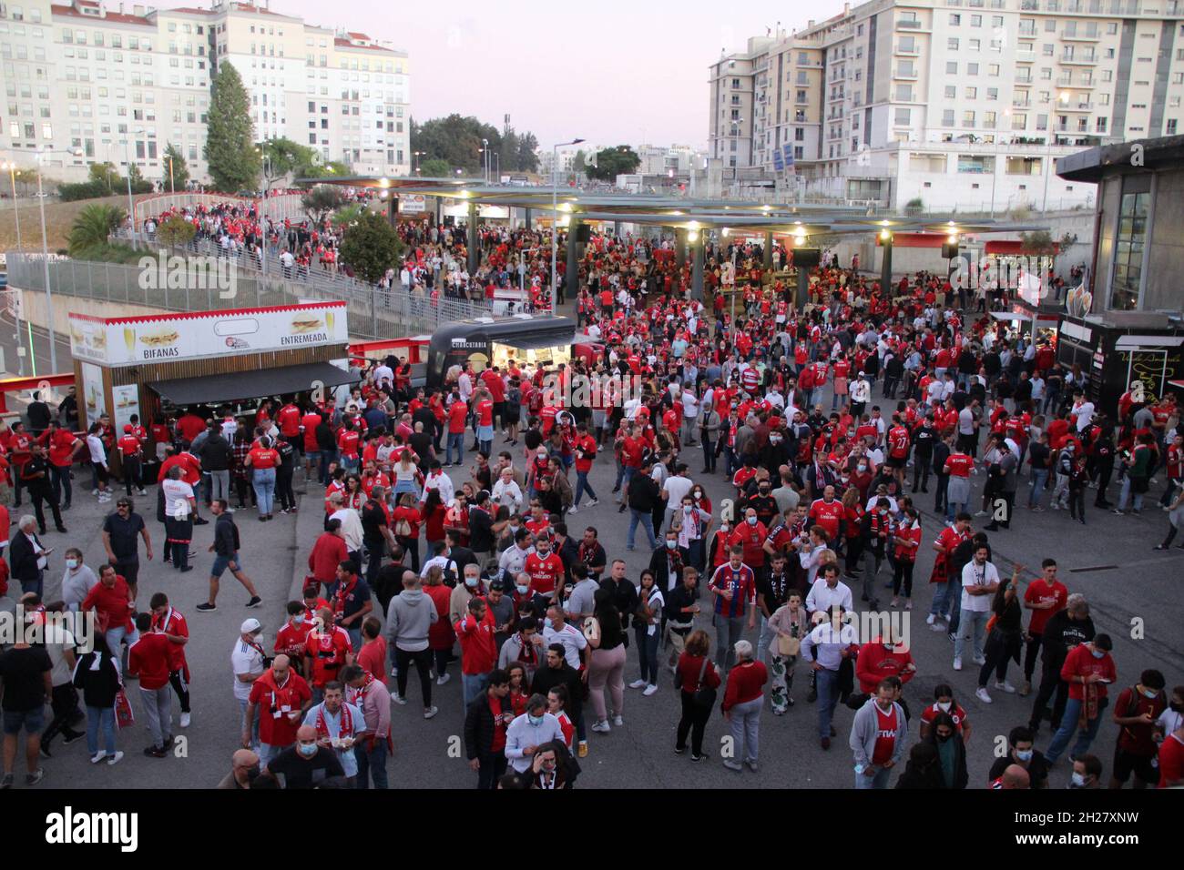 Lisboa, Portogallo, Stati Uniti. 20 Ott 2021. Champions League: Tifosi di Benfica e Bayern Monaco. 20 ottobre 2021, Lisbona, Portogallo: Movimento di tifosi da Benfica e Bayern Monaco intorno allo stadio Luz, a Lisbona, Portogallo, prima della partita tra le squadre per la fase di gruppo della Champions League, mercoledì (20). Credit: Edson de Souza/TheNews2 (Credit Image: © Edson De Souza/TheNEWS2 via ZUMA Press Wire) Foto Stock