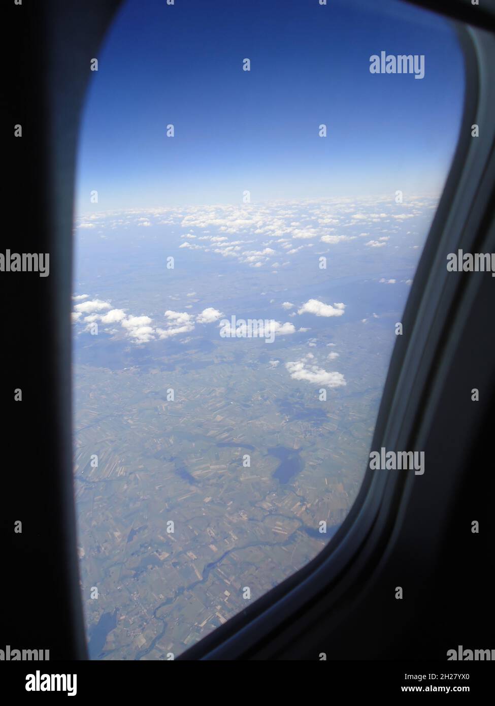 Blick aus dem Flugzeugfenster Foto Stock